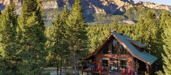Spectacular mountain views in beautiful log chalet