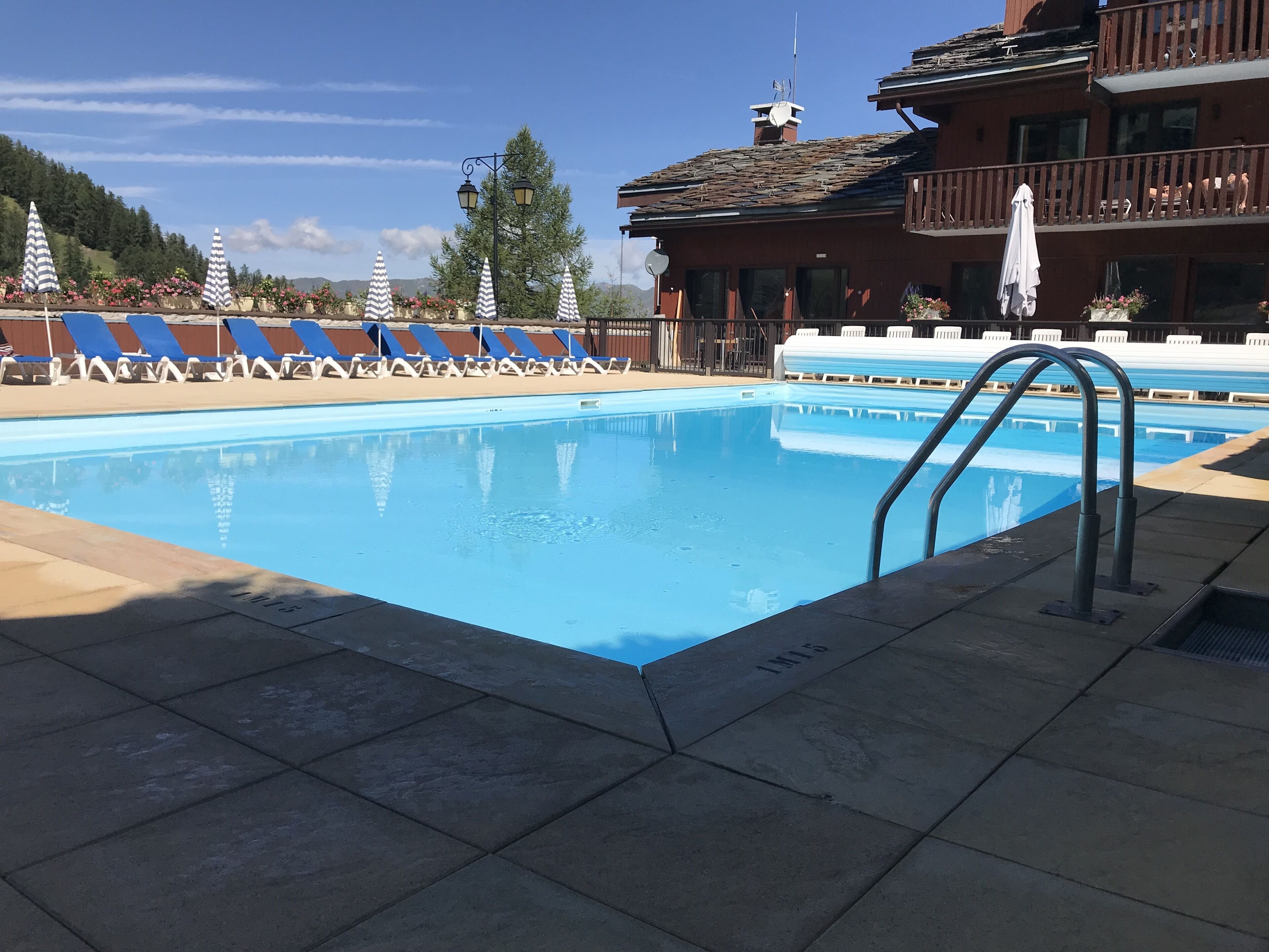 室外游泳池，恒温泳池