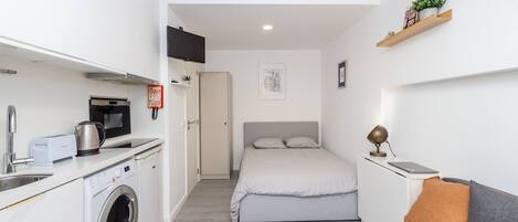 Een bureau, een strijkplank/strijkijzer, internet, beddengoed