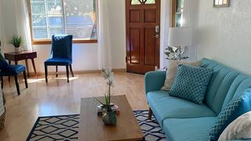 Een televisie, een open haard en boeken