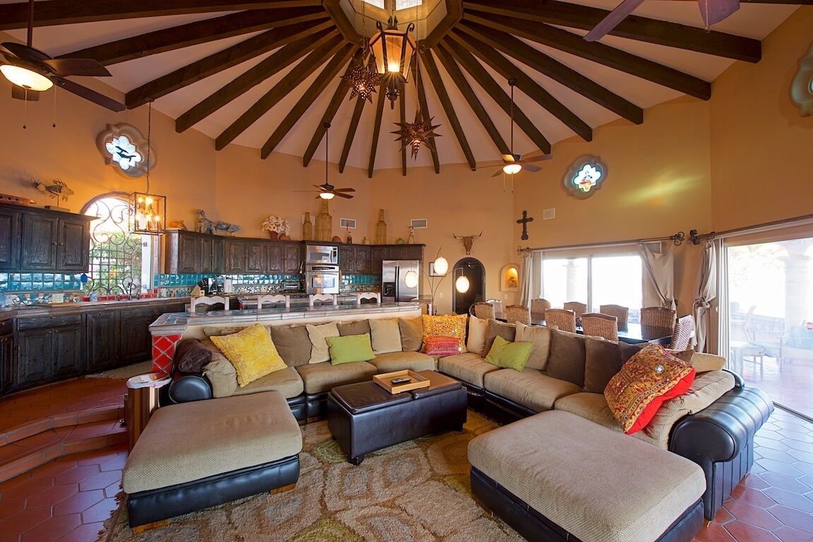 TV connectée, cheminée, lecteur de DVD, livres