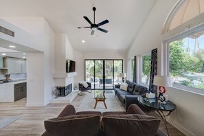 Smart TV, fireplace - An Oasis with cascading waterfalls in your backyard  (Gilbert)