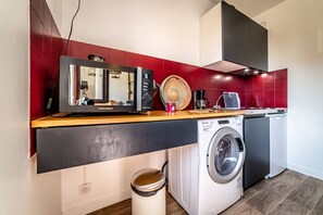 Fridge, microwave, oven, coffee/tea maker