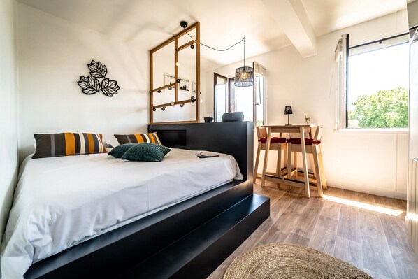 1 chambre, fer et planche Ă repasser, Wi-Fi gratuit, draps fournis