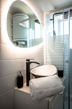Shower, towels