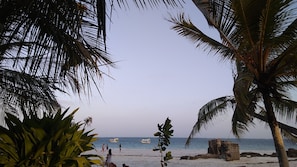 On the beach - Ocean Front Beach Chalet with sandy beach, Room with seaview (Kwale County)
