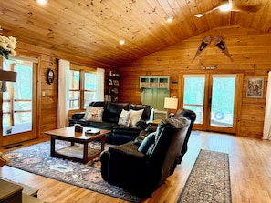 Smart TV, fireplace, books, stereo - Peaceful Creekside Retreat at the foot of Mt. Mitchell! (Burnsville)