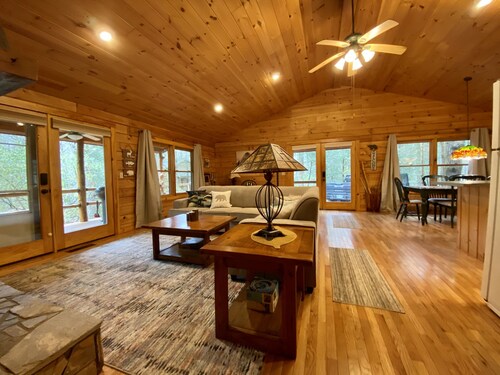Peaceful Creekside Retreat at the foot of Mt. Mitchell! 