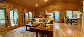 Peaceful Creekside Retreat at the foot of Mt. Mitchell! 