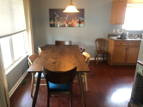 3 Bedroom Home | 15 minutes to Downtown