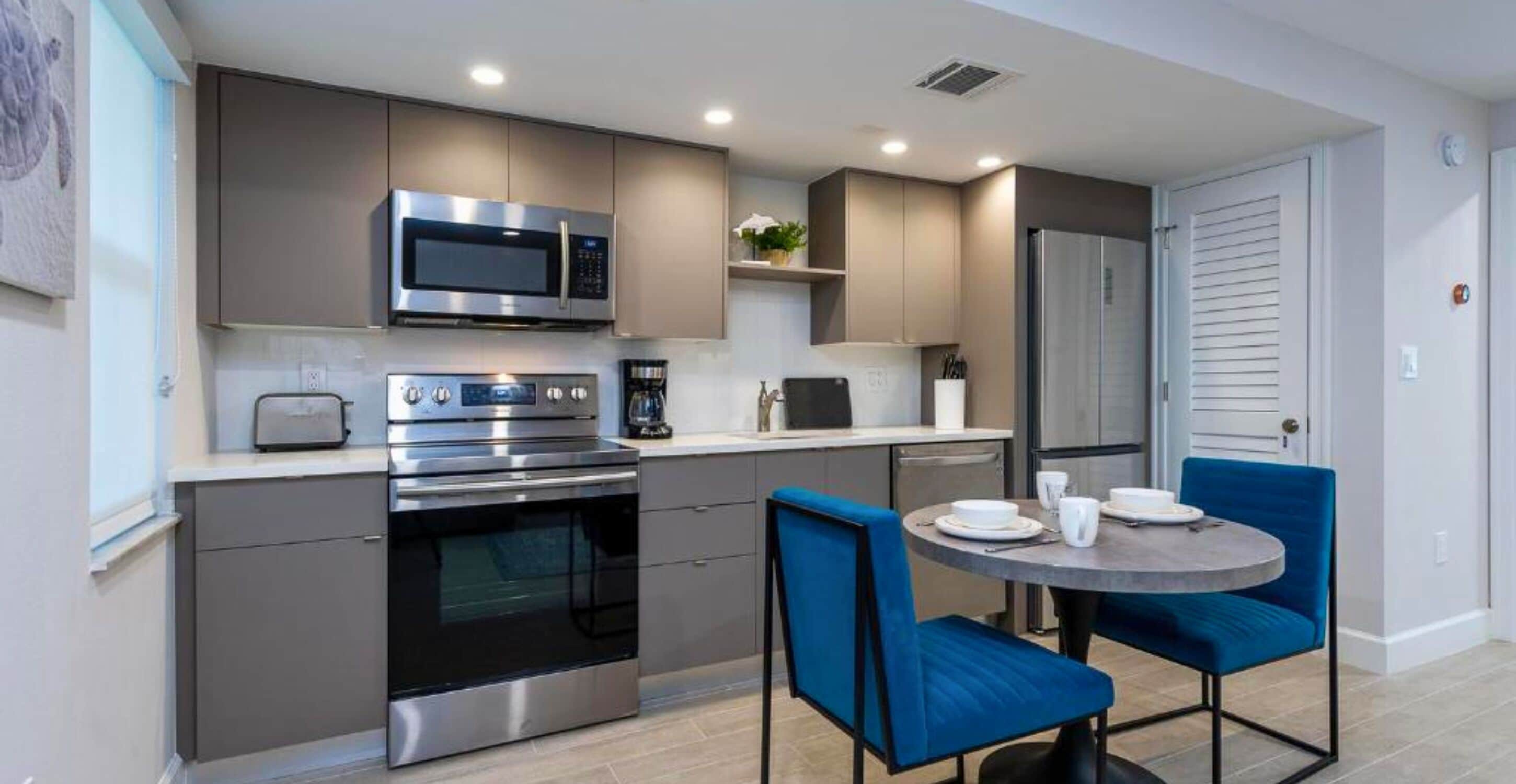 Refrigerador con freezer, microondas, horno, placa de cocina