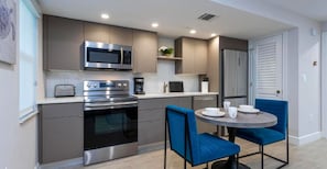 Full-size fridge, microwave, oven, stovetop