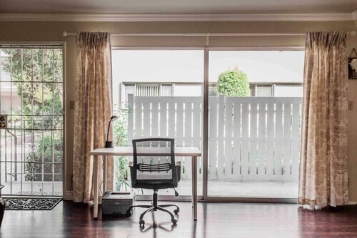 2 BD / Quiet Community / Close to Food + Shopping