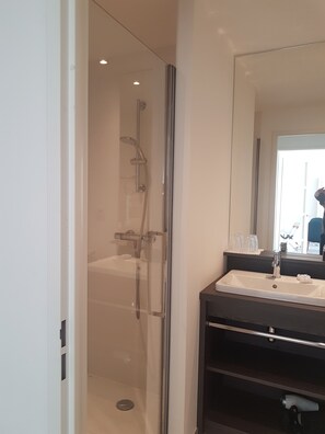 Dusche, Haartrockner, Seife, Toilettenpapier