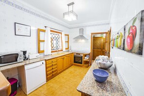 Kühlschrank, Mikrowelle, Ofen, Geschirrspüler