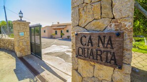 A stone wall with a sign reading "CA NA QUARTA". - Villa Ca na Quarta (Alcúdia)