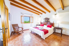 4 bedrooms, iron/ironing board, free WiFi, bed sheets