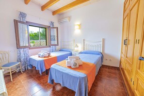 4 bedrooms, iron/ironing board, free WiFi, bed sheets