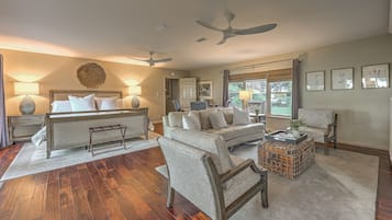 Een smart-tv, een open haard, tafelvoetbal en een tafeltennistafel