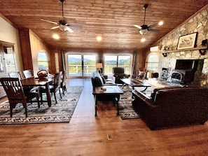 Smart-TV, Kamin, Bücher