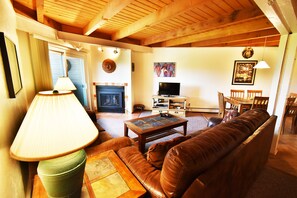 TV, fireplace - Pool, Hot Tubs, Clubhouse, Playground! Near Trails. Easy Drive to Town (Silverthorne)