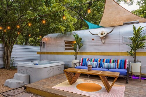 The Austin LoveStream! New Hot Tub, Full Bathroom, Deck & Grill!