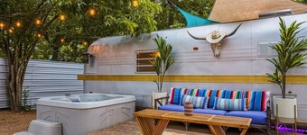 The Austin LoveStream! New Hot Tub, Full Bathroom, Deck & Grill!