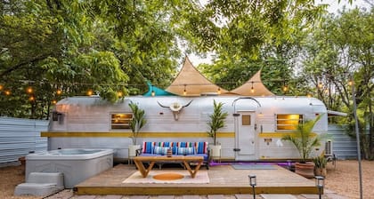 The Austin LoveStream! New Hot Tub, Full Bathroom, Deck & Grill!