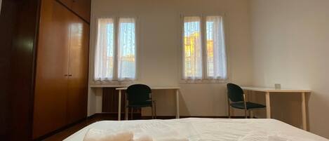 2 makuuhuonetta, silitysrauta/-lauta, vauvan matkasänky, Wi-Fi