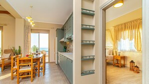 Een modern appartement met een eethoek, keuken en slaapkamer.
