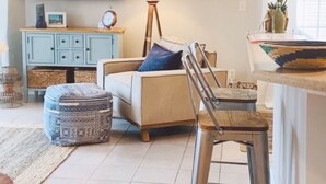 A living room with a television, a lamp, a sofa, and a coffee table. - Luxury villa in beautiful Brunswick Plantation. Sunset Beach/Ocean Isle/Calabash (Calabash)