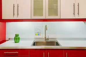 Jääkaappi, mikroaaltouuni, liesi, kahvin-/teenkeitin