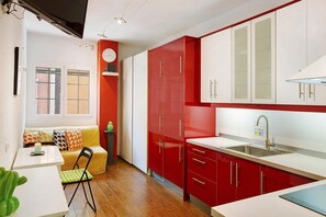 Jääkaappi, mikroaaltouuni, liesi, kahvin-/teenkeitin