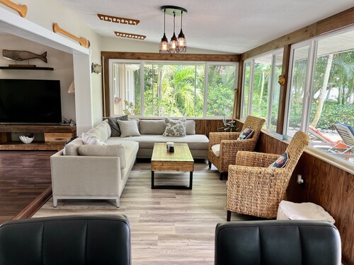Must Try! Heart of St. Pete Waterfront Private Dock 3 bedroom house with office