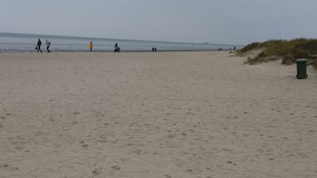Vlak bij het strand, ligstoelen aan het strand