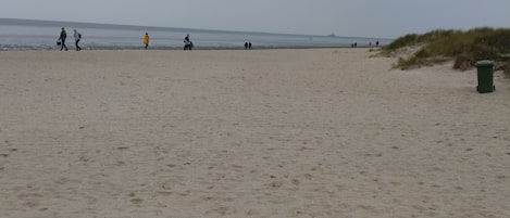 Nära stranden och solstolar