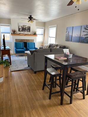 Älytelevisio, työhuone, tietokoneen näyttö