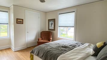4 bedrooms, desk, iron/ironing board, free WiFi