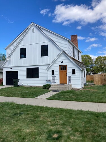 Large House 2 Blocks from Downtown Baker, large yard, and garage 4BED/2 BTH
