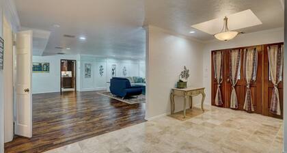 Luxurious Home - Family Game Room/ Huge Patio