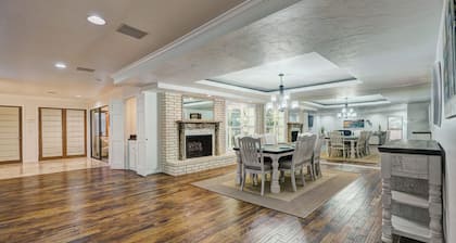 Luxurious Home - Family Game Room/ Huge Patio