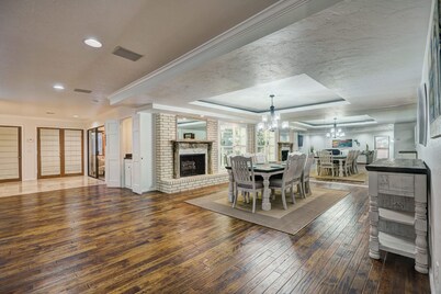 Luxurious Home - Family Game Room/ Huge Patio