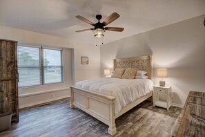 4 bedrooms, in-room safe, desk, iron/ironing board