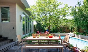 Outdoor dining - We are two artists who enjoy sharing our home to caring and curious guests! (Denver)