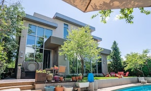 Outdoor dining - We are two artists who enjoy sharing our home to caring and curious guests! (Denver)