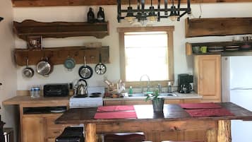 Frigorífico, horno, placa de cocina y cafetera o tetera