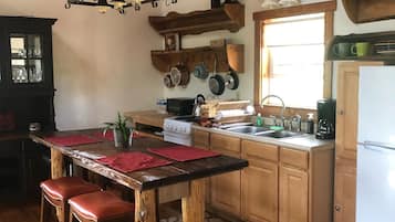 Refrigerador, horno, parrilla de estufa y cafetera y tetera