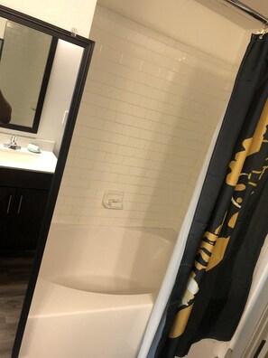 Combined shower/bathtub, hair dryer, towels - Luxurious Stay (Dallas)