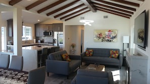 Smart TV y chimenea 