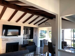 Dining - Bayview Paradise (San Diego)